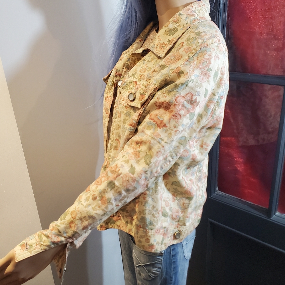 Cream Floral Print Jean Jacket for Casual Wear - Picture 7 of 9